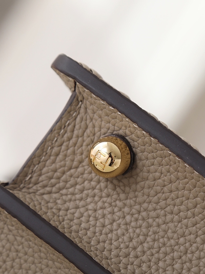 フェンディバッグ角部分ディテール